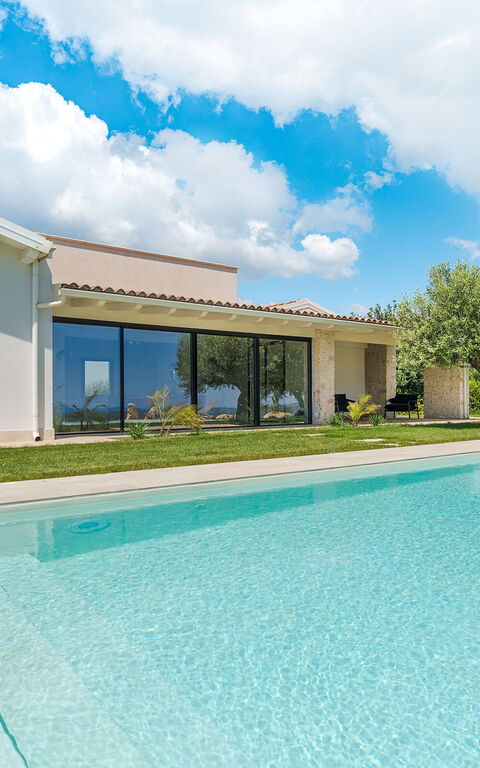 Netina Domus: Buitenshuis, Tuin, zwembad