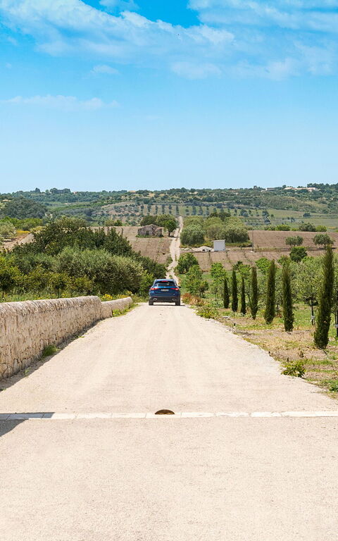 Netina Domus: Buitenshuis, Hoofdingang