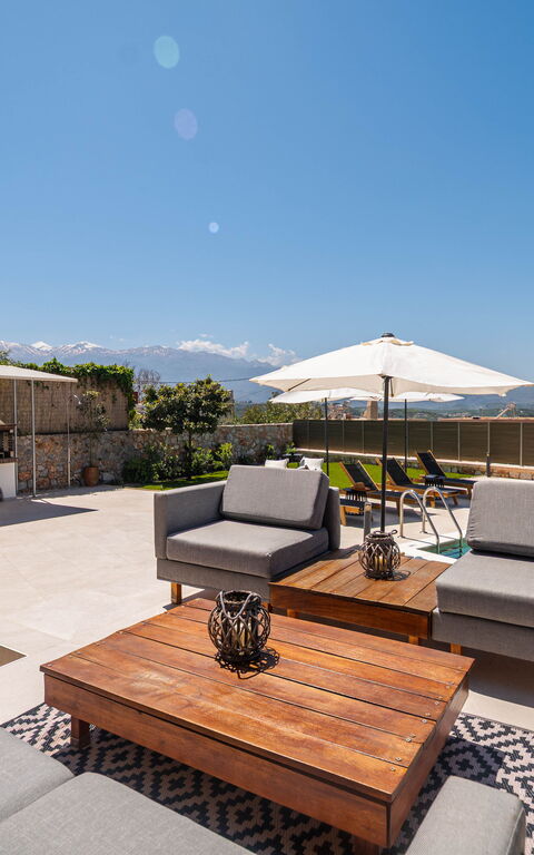 Villa Platon: Buitenshuis