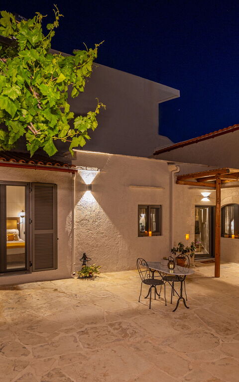 Villa Platon: Buitenkanten, Buitenshuis