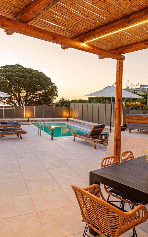 Villa Platon: Balkon / terras / patio, Buitenkanten, Buitenshuis, Tuin, zwembad