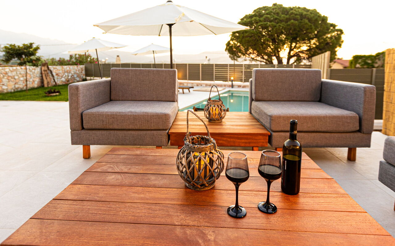 Villa Platon: Balkon / terras / patio, Buitenkanten, Buitenshuis, zwembad