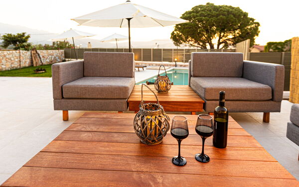 Villa Platon: Balkon / terras / patio, Buitenkanten, Buitenshuis, zwembad