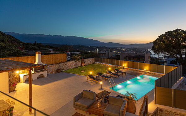 Villa Platon: Balkon / terras / patio, Buitenkanten, Buitenshuis, zwembad