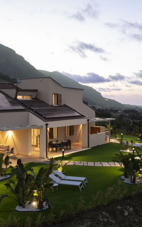 Villa Aversa: Buitenkanten, Buitenshuis, Keer bekeken, Tuin