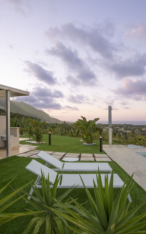 Villa Aversa: Buitenkanten, Buitenshuis, Keer bekeken, Tuin