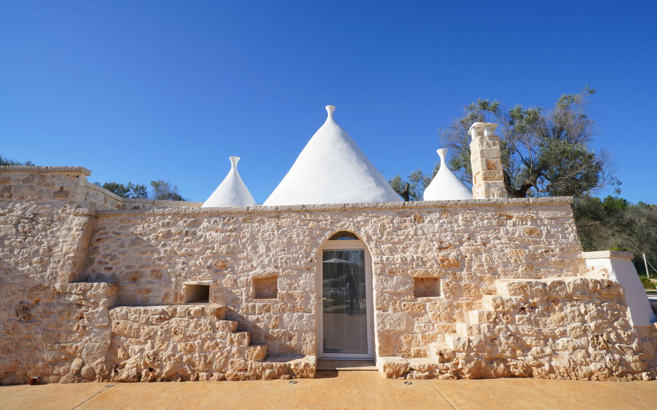 Trullo Samanta: Buitenkanten, Buitenshuis