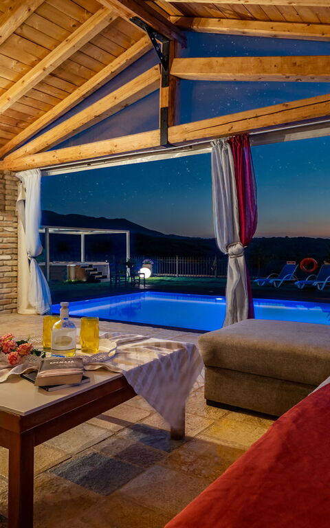 Villa Irida: Balkon / terras / patio, zwembad