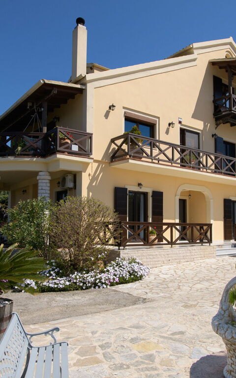 Villa Irida: Buitenkanten, Buitenshuis
