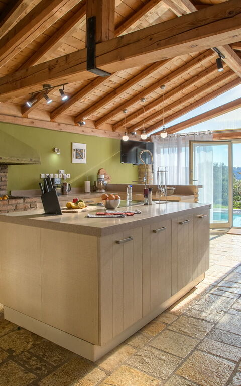Villa Irida: Keuken, Lunchroom, Woonkamer