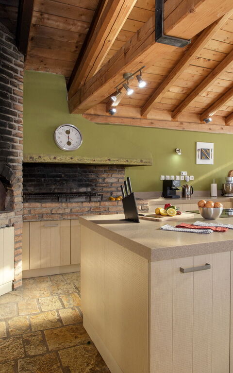 Villa Irida: Keuken, Lunchroom, Woonkamer