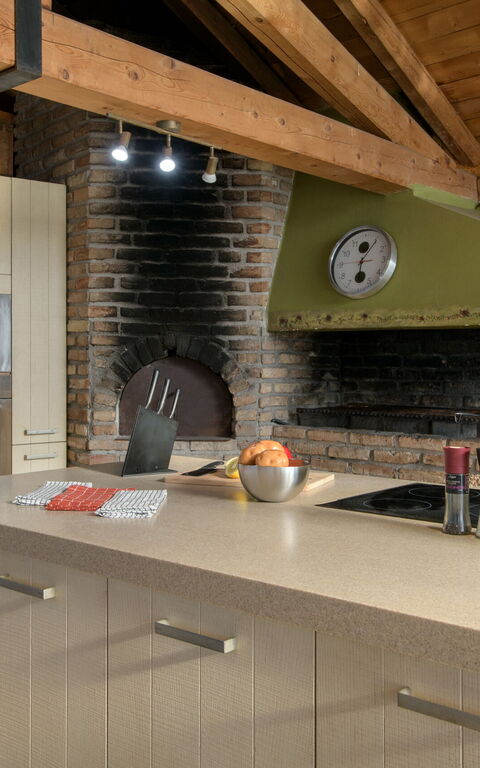 Villa Irida: Keuken, Lunchroom, Woonkamer