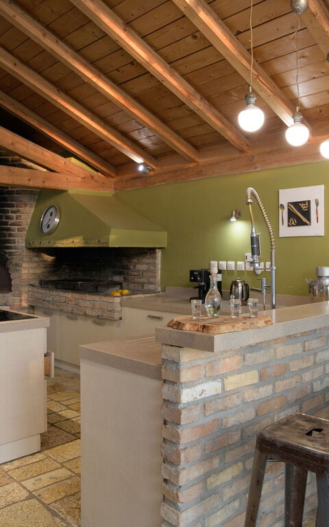 Villa Irida: Keuken, Lunchroom, Woonkamer
