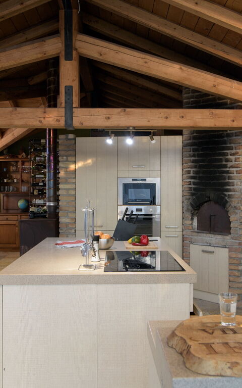 Villa Irida: Keuken, Lunchroom, Woonkamer