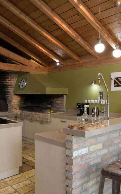 Villa Irida: Keuken, Lunchroom, Woonkamer