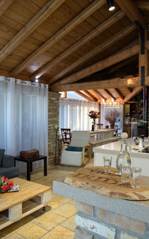 Villa Irida: Keuken, Lunchroom, Woonkamer