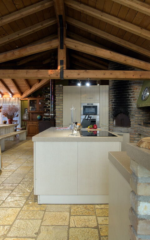 Villa Irida: Keuken, Lunchroom, Woonkamer