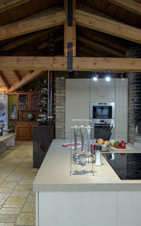 Villa Irida: Keuken, Lunchroom, Woonkamer