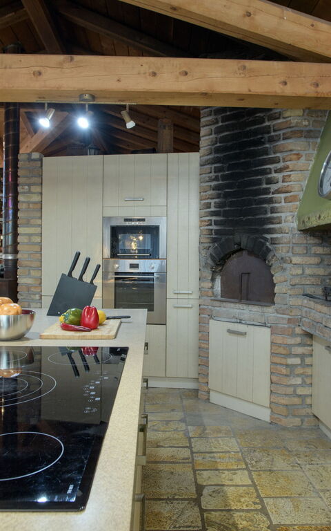Villa Irida: Keuken, Lunchroom, Woonkamer