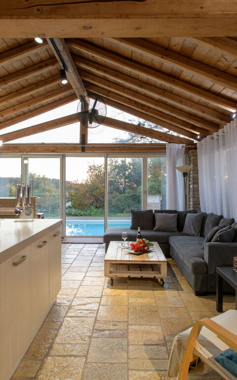Villa Irida: Keuken, Lunchroom, Woonkamer