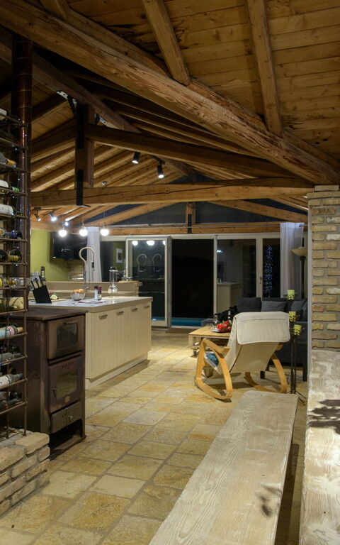 Villa Irida: Keuken, Lunchroom, Woonkamer