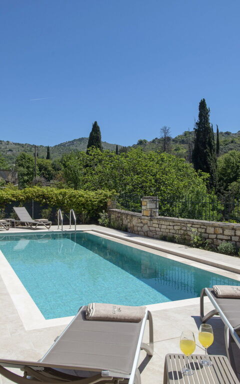 Villa Eleas Ikos: Buitenkanten, Buitenshuis, zwembad