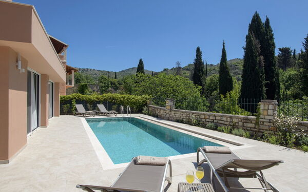 Villa Eleas Ikos: Buitenkanten, Buitenshuis, zwembad