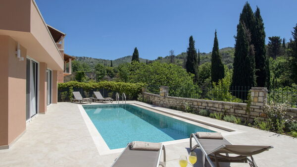 Villa Eleas Ikos: Buitenkanten, Buitenshuis, zwembad