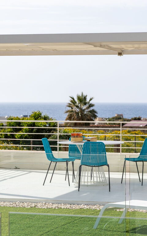 Villa Pizzolungo: Balkon / terras / patio, Keer bekeken, Tuin