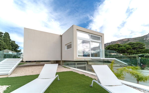 Villa Pizzolungo: Buitenkanten, Buitenshuis