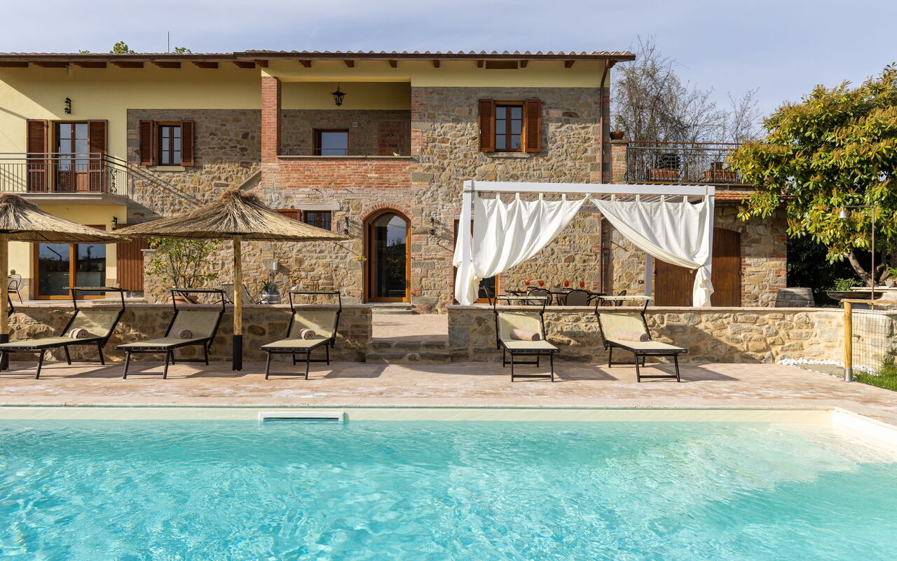 Villa Anna: Buitenkanten, Buitenshuis