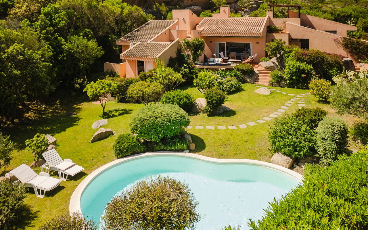 Villa Cala Serena: Buitenkanten, Buitenshuis
