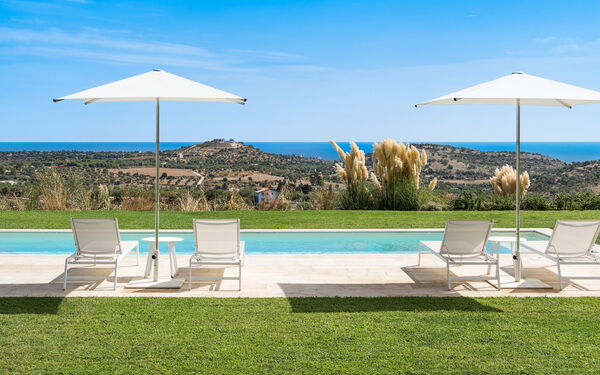 Villa Petite Afrique: Buitenkanten, Buitenshuis, Tuin, zwembad