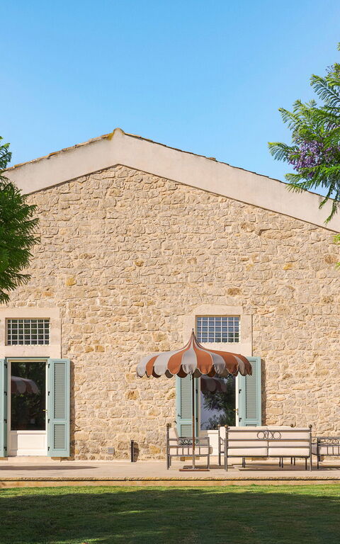 Domus Olivae: Buitenkanten, Buitenshuis
