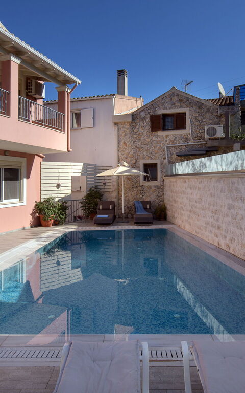 Doctor'S House: Buitenkanten, Buitenshuis, zwembad