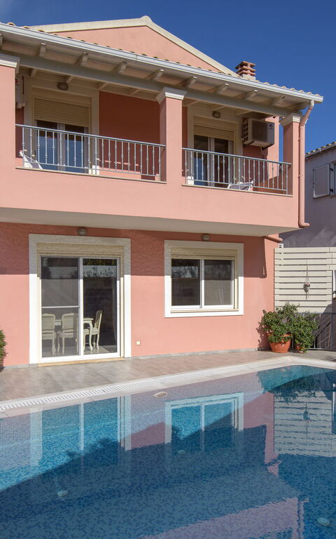 Doctor'S House: Buitenkanten, Buitenshuis, zwembad