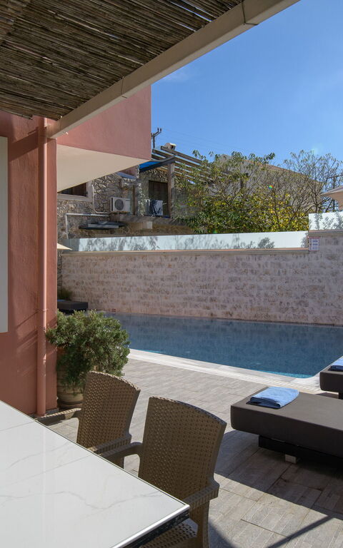 Doctor'S House: Buitenkanten, Buitenshuis, zwembad