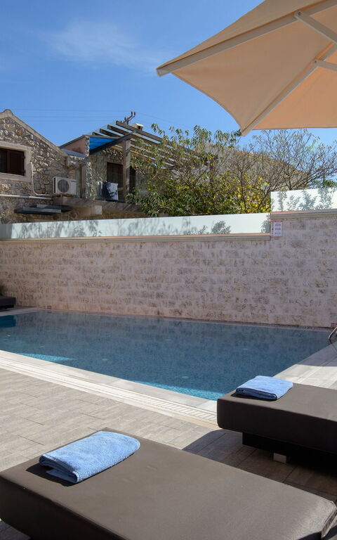 Doctor'S House: Buitenkanten, Buitenshuis, zwembad