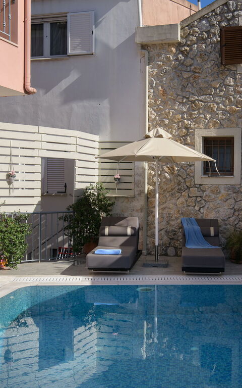 Doctor'S House: Buitenkanten, Buitenshuis, zwembad