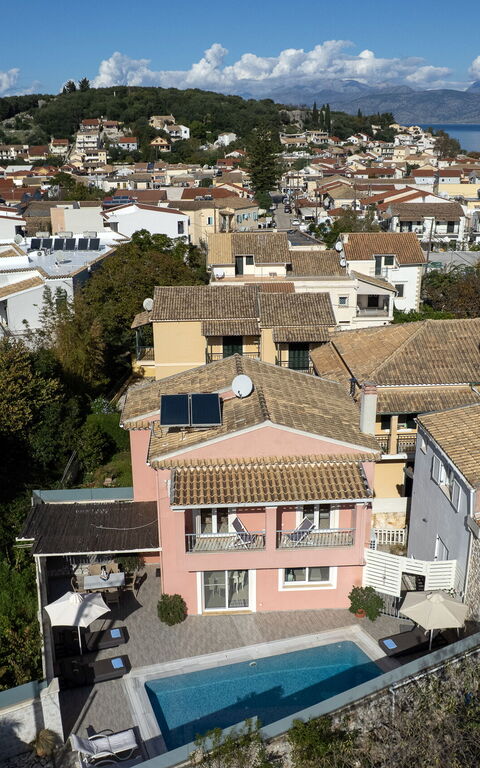 Doctor'S House: Keer bekeken, zwembad