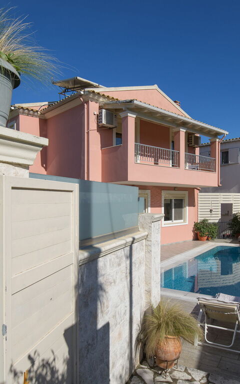 Doctor'S House: Buitenkanten, Buitenshuis, zwembad