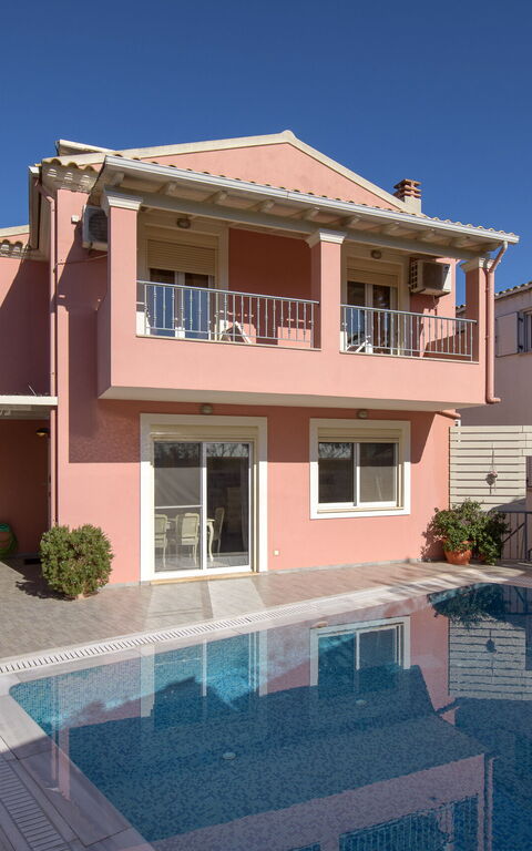 Doctor'S House: Buitenkanten, Buitenshuis, zwembad