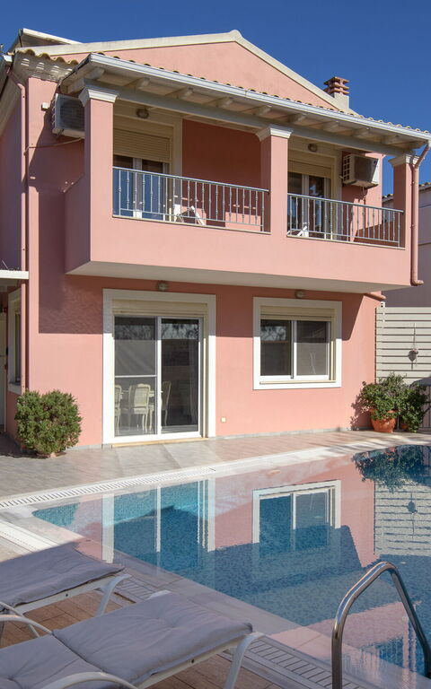 Doctor'S House: Buitenkanten, Buitenshuis, zwembad