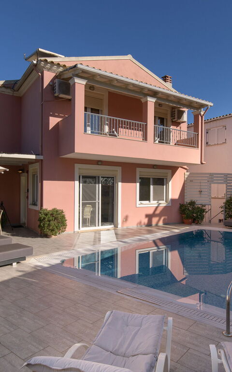 Doctor'S House: Buitenkanten, Buitenshuis, zwembad