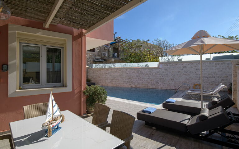 Doctor'S House: Buitenkanten, Buitenshuis, zwembad