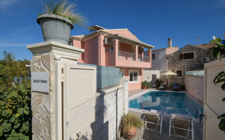 Doctor'S House: Buitenkanten, Buitenshuis, zwembad