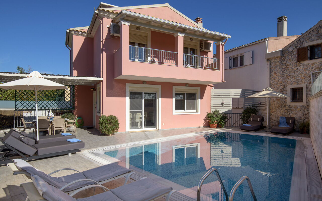 Doctor'S House: Buitenkanten, Buitenshuis, zwembad