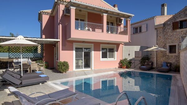 Doctor'S House: Buitenkanten, Buitenshuis, zwembad