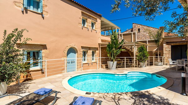 Villa Cava: Buitenkanten, Buitenshuis, zwembad