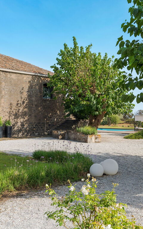 Muna Retreat: Buitenkanten, Buitenshuis